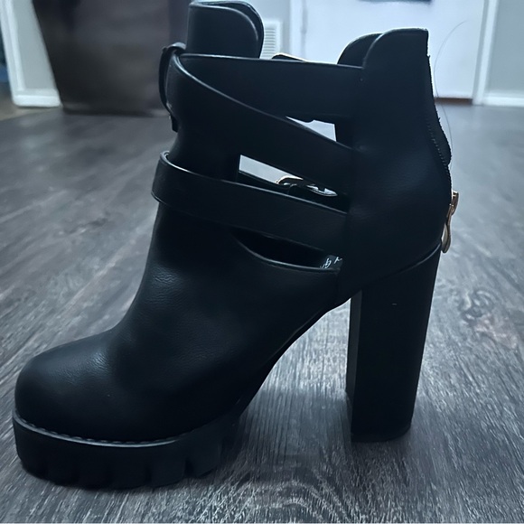 Nasty Gal 🖤 Heeled Cleated Cut-Out Faux Leather Buckle Biker Boots 👢🏍️ - Picture 8 of 9